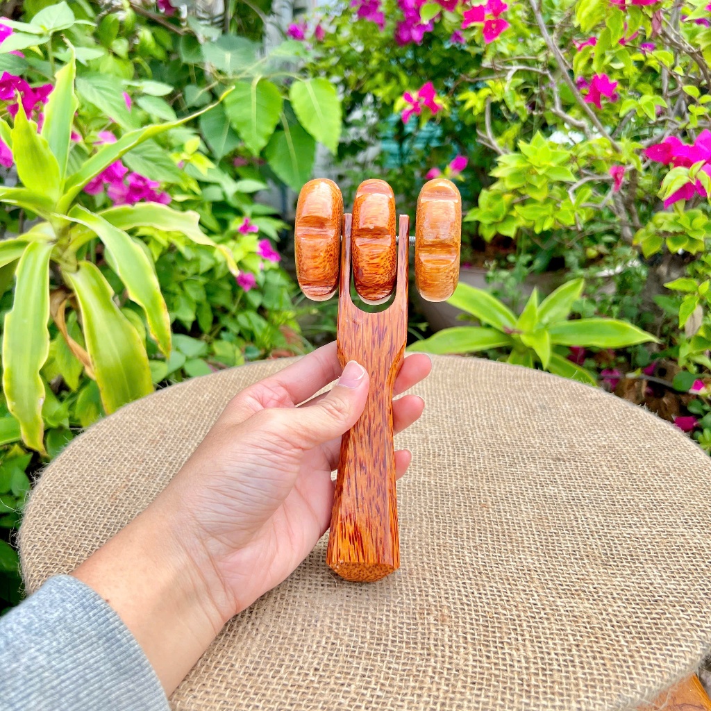 Massage Cầm Tay 3 Bánh Gỗ Dừa, Cây Lăn Massage Mặt/ Cổ/ Vai/ Gáy/ Lưng, Dụng Cụ Mát Xa Cao Cấp Chất Lượng Từ Bến Tre