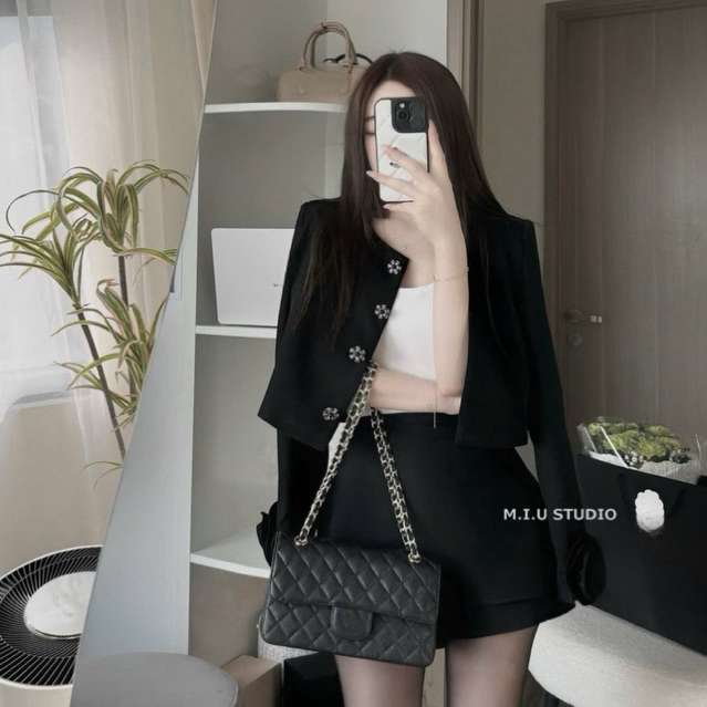 Set 2 món : Áo vest dài tay phối hoa cuốn thiết kế đính khuy đá cao cấp kèm quần giả váy ngắn xoè , hàng QC 2 lớp