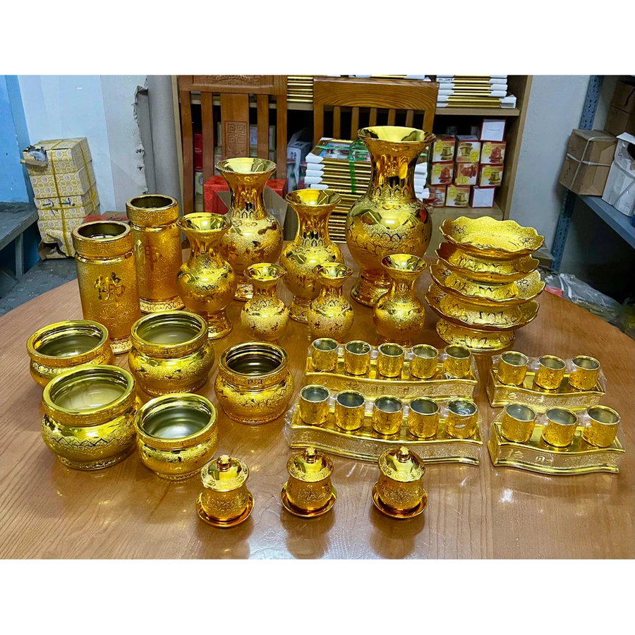 BỘ THỜ SỨ KIM SA VÀNG GỒM LƯ HƯƠNG - ĐĨA TRÁI CÂY - BÌNH BÔNG - CHUM NƯỚC VÀ CHUM NẮP MUỐI GẠO ĐẬU