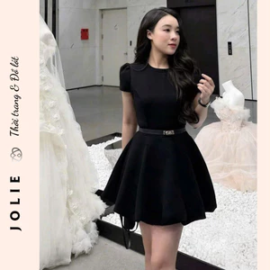 Đầm Đen Xòe Ngắn Cổ Tròn Tay Phồng Kèm Đai Lưng Tôn Dáng