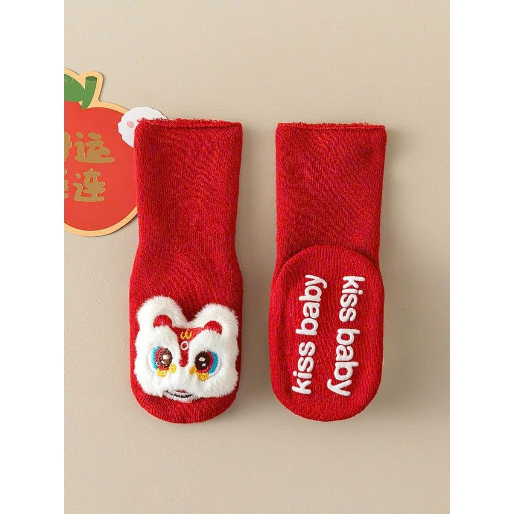Combo Mũ và tất đỏ hoạ tiết lân, rồng nổi bật phong cách đáng yêu cho bé sơ sinh tới 3 tuổi