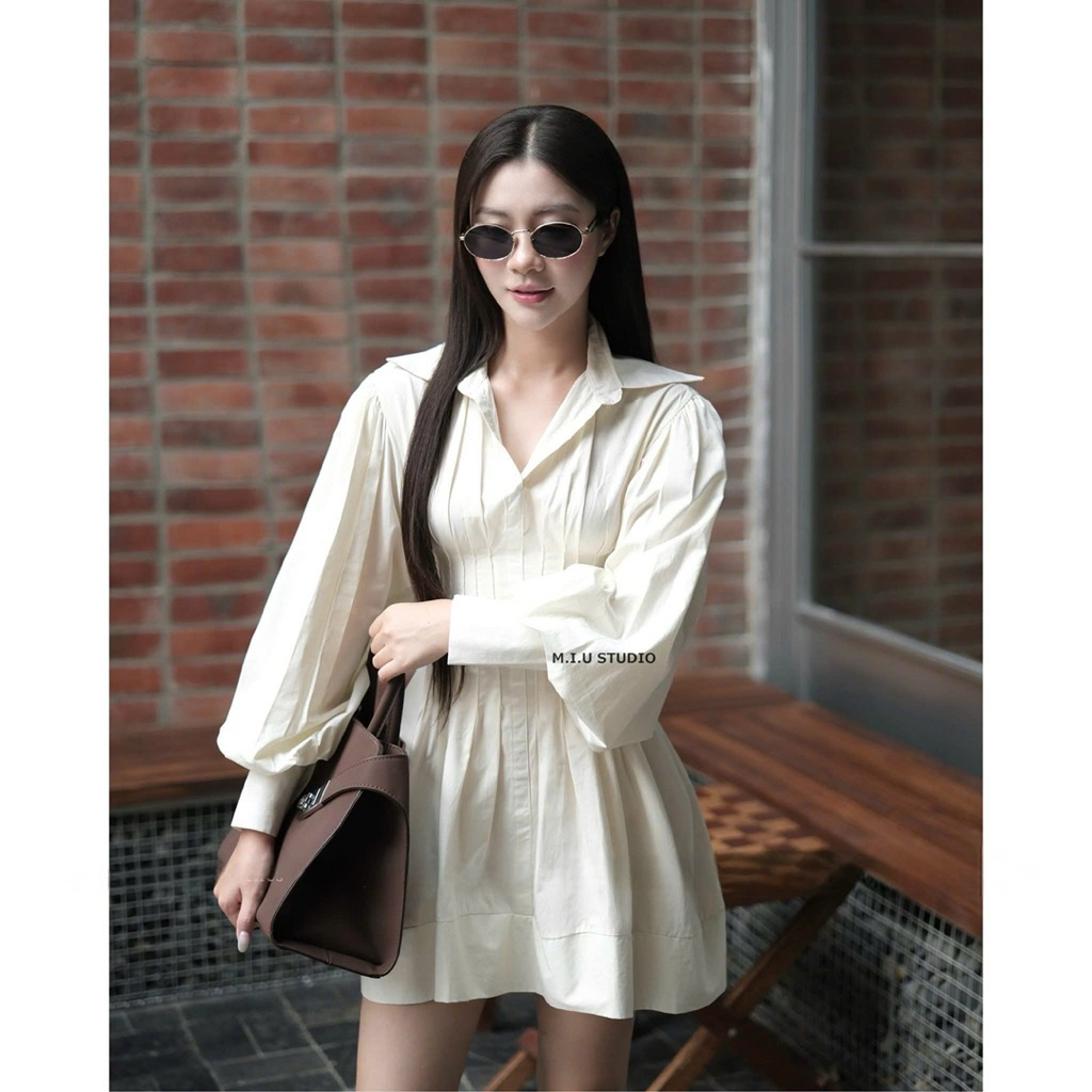 “Joan dress” Đầm sơmi ngắn xoè thiết kế tay dài bồng phối sọc dập ly cách điệu chiết eo tôn dáng (kèm quần bảo hộ)