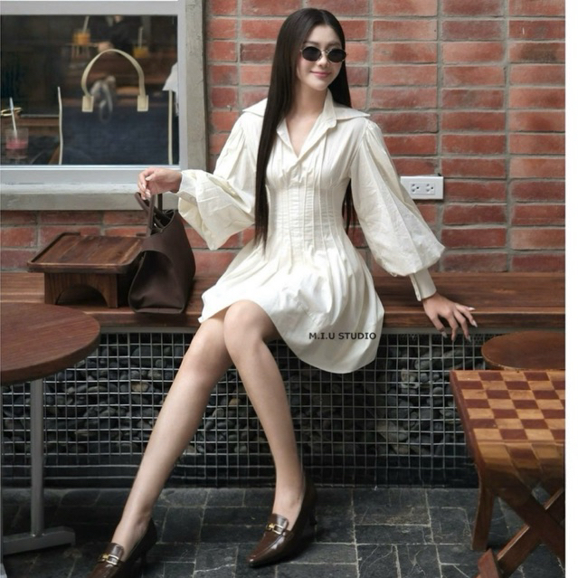 “Joan dress” Đầm sơmi ngắn xoè thiết kế tay dài bồng phối sọc dập ly cách điệu chiết eo tôn dáng (kèm quần bảo hộ)