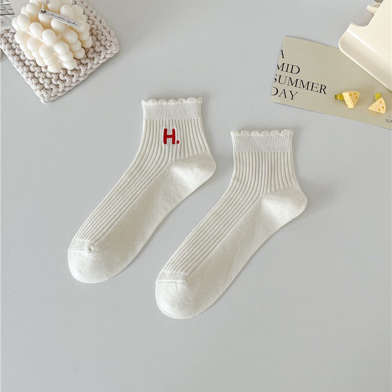 Vớ Tất nữ họa tiết nơ, trái tim cổ lửng tông màu kem phong cách trẻ trung, năng động.