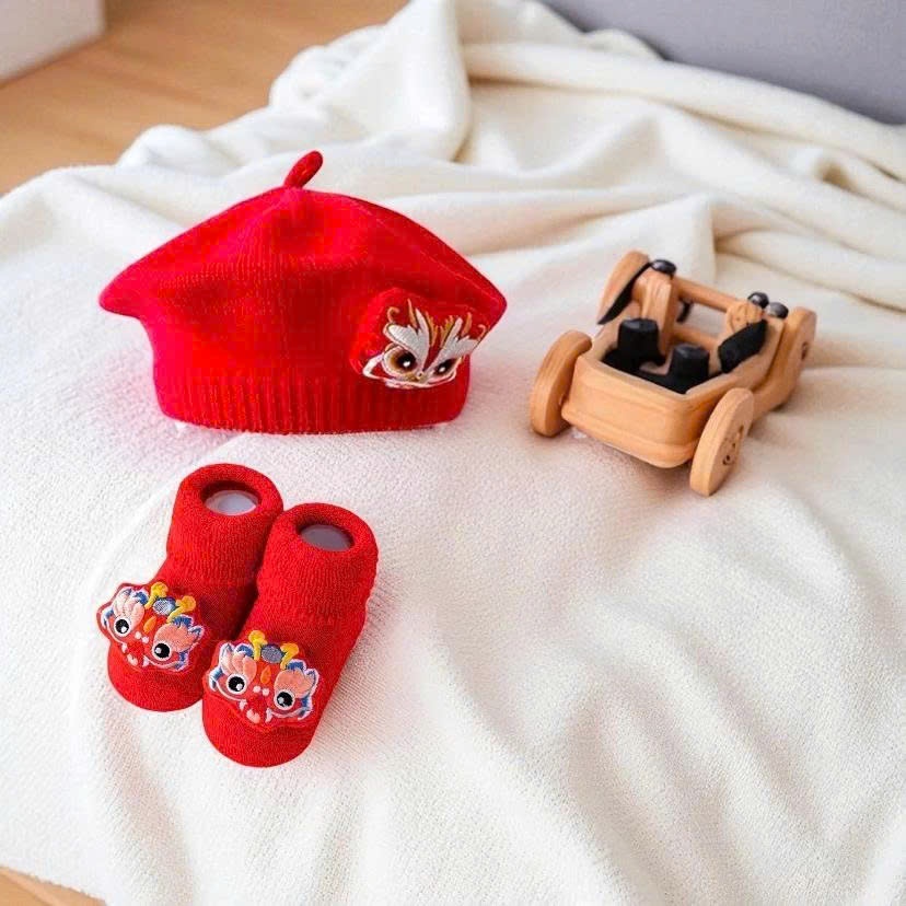 Combo Mũ và tất đỏ hoạ tiết lân, rồng nổi bật phong cách đáng yêu cho bé sơ sinh tới 3 tuổi