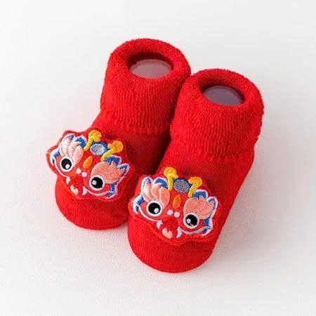 Combo Mũ và tất đỏ hoạ tiết lân, rồng nổi bật phong cách đáng yêu cho bé sơ sinh tới 3 tuổi