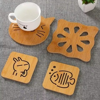 Đế lót xoong nồi, chén bát cách nhiệt bằng gỗ có chân cao su chống trơn trượt.