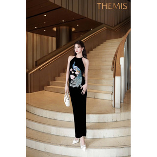 Váy nhung the cổ yếm thêu chim công sang trọng