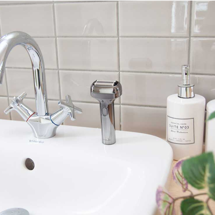 Máy Cạo Râu 3 Lưỡi Dao Cho Khả Năng Cạo Sát Cao Thiết Kế Chống Nước Đạt Tiêu Chuẩn IPX7