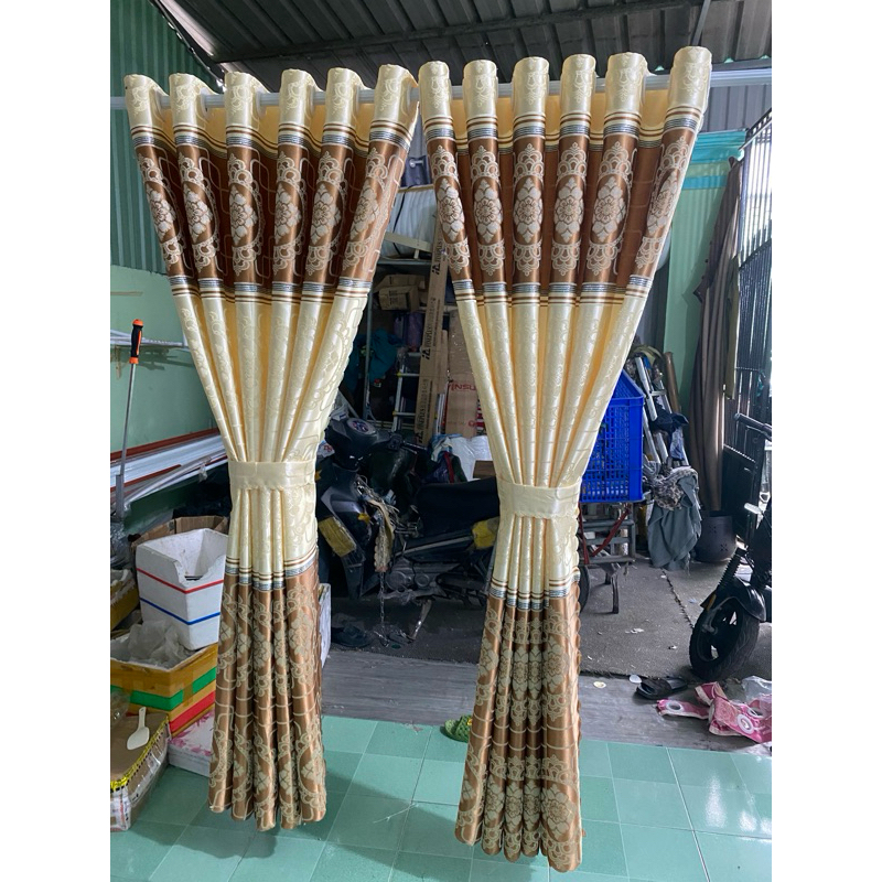 Gấm hoa văn màu nâu tây ,giá của 1 tấm rèm căng thẳng ( chua bao gồm thanh treo) vải polyster 3 lớp cản nắng 70%
