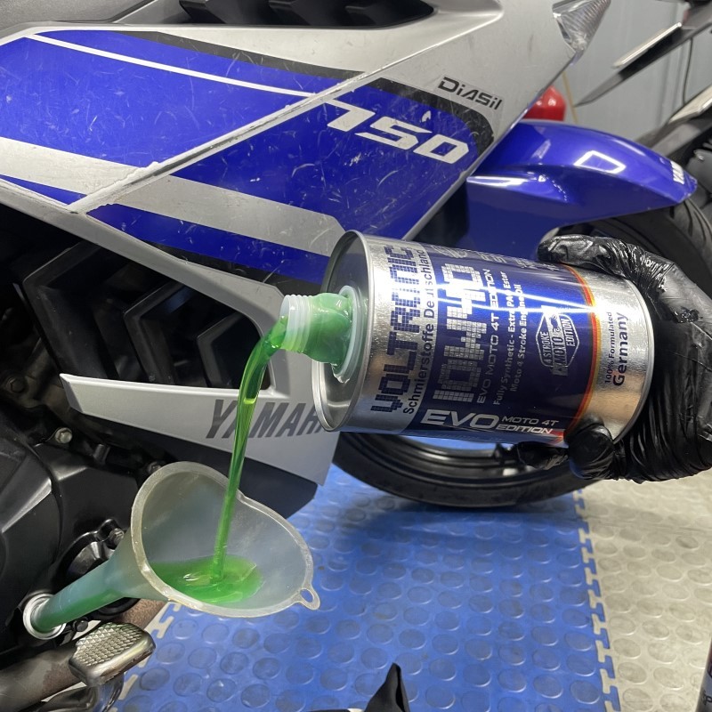 Dầu Nhớt Xe Số, Côn Tay Voltronic Evo Moto 10w40 Tặng Kèm 1 Phễu Và 1 Súc Động Cơ E20 Và 1 Turbo