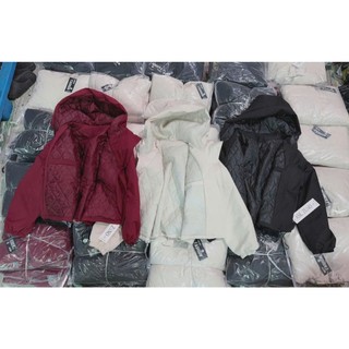 Áo khoác gió trần trám hàng có khóa kiểu phụ trên cổ , mũ liền , có 3 size cho các bạn từ 40kg - 63kg < 1m64