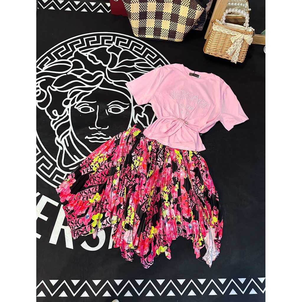 set áo croptop chữ Versace và váy ngắn xinh hè