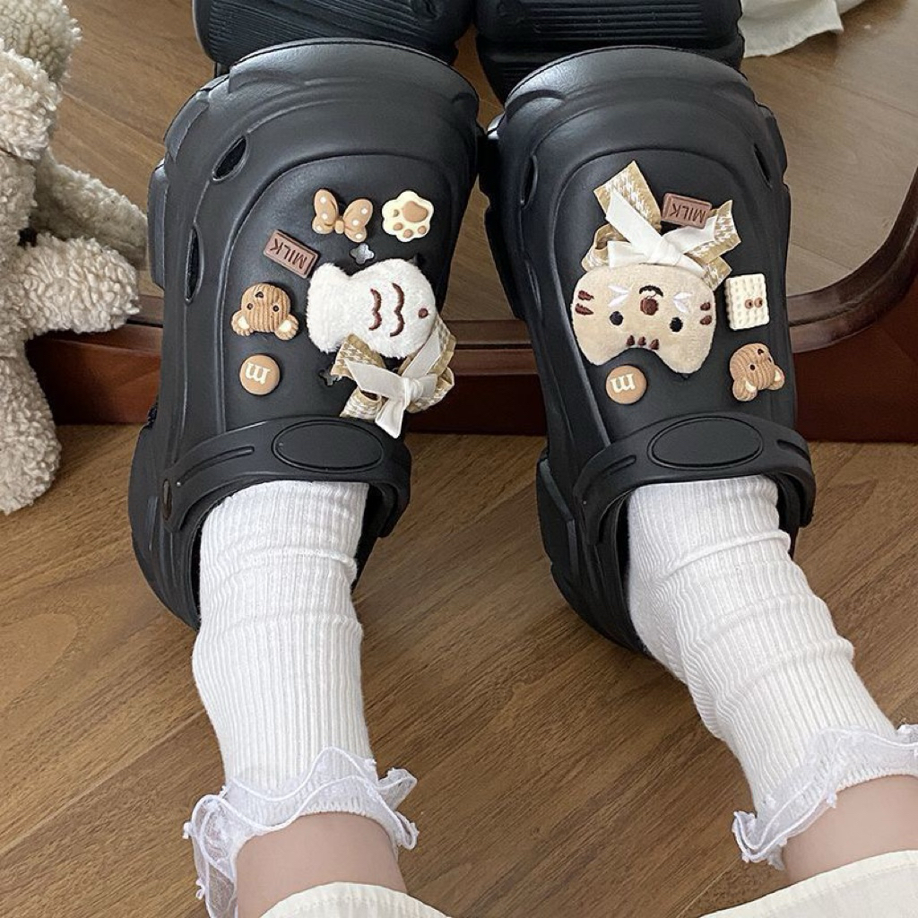 Dép sục nữ chống trơn đi êm tặng kèm sticker cute phù hợp đi học đi chơi, dép sục lỗ xinh | BigBuy360 - bigbuy360.vn