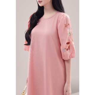 SWANLAKE | Váy Đầm Nữ Suông Vải Linen Thêu Hoa Đục Lỗ 3D Cổ Tròn Tay Bí Lỡ Có Túi Công Sở D11725