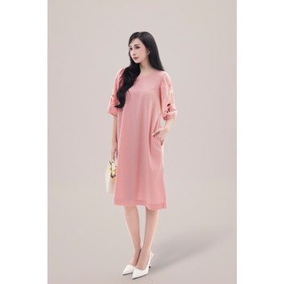 SWANLAKE | Váy Đầm Nữ Suông Vải Linen Thêu Hoa Đục Lỗ 3D Cổ Tròn Tay Bí Lỡ Có Túi Công Sở D11725