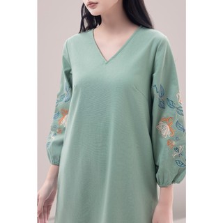 SWANLAKE | Váy Đầm Nữ Midi Suông Xẻ Tà Cổ V Tay Lỡ Thêu Hoa Nổi Vải Linen Công Sở Tiệc Có Túi D12131