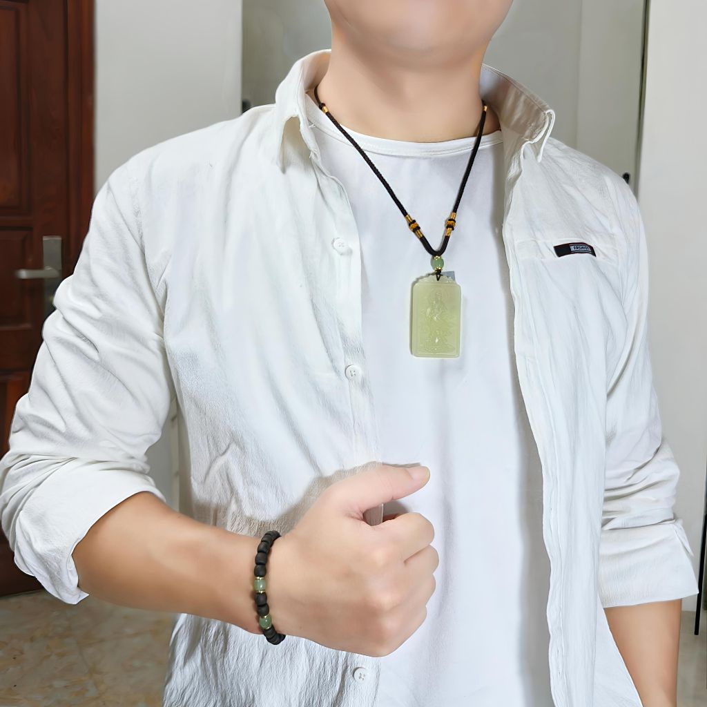 Mặ bài quan âm bồ tát nam hải ngọc hòa điền tự nhiên ,giúp mang lại may mắn bình an ,tặng kèm dây đeo
