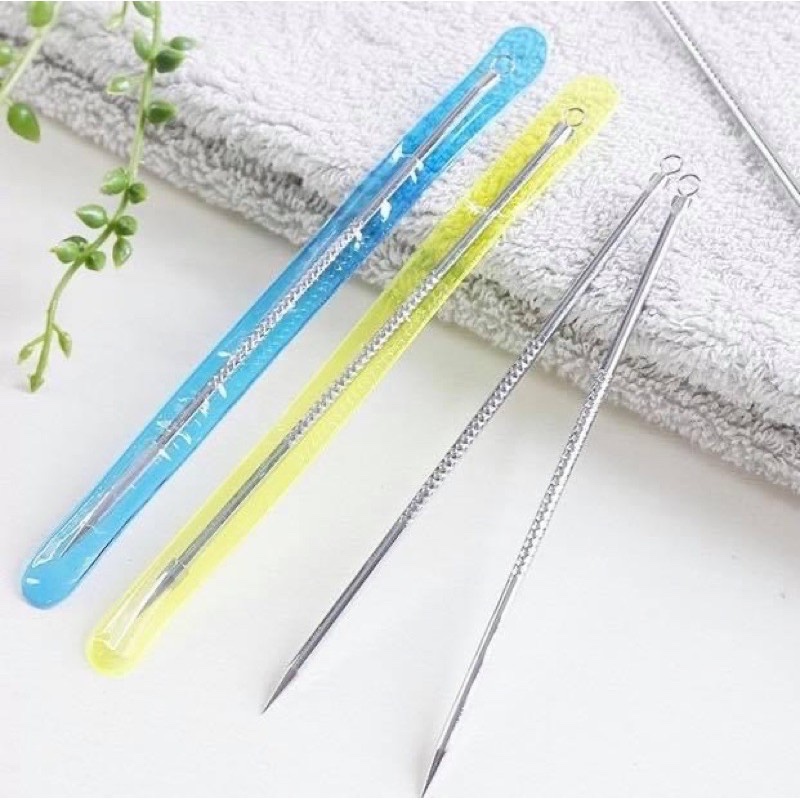 Một cây nặn mụn có vỏ bọc bên ngoài