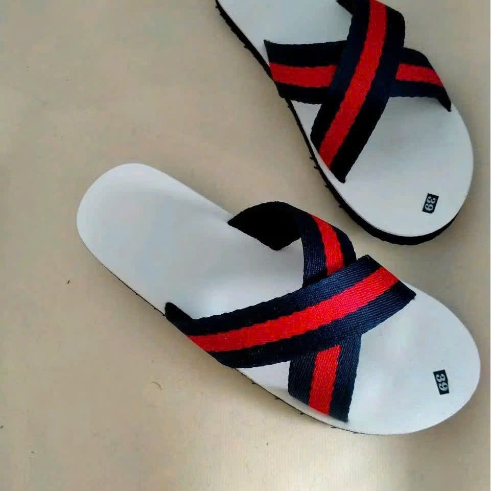 Dép Sandal Quai Chéo Đỏ Xanh Đế Trắng – Thời Trang Trẻ Trung, Năng Động