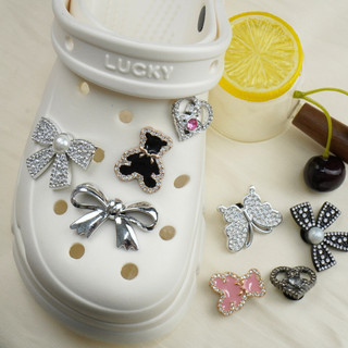 Bộ 8 Sticker, Charm 3D chủ đề Nơ và gấu nhựa cứng gắn Dép Sục, Cá Sấu Mita JB-389