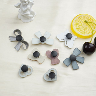 Bộ 8 Sticker, Charm 3D chủ đề Nơ và gấu nhựa cứng gắn Dép Sục, Cá Sấu Mita JB-389