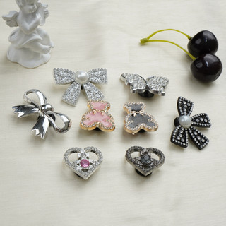 Bộ 8 Sticker, Charm 3D chủ đề Nơ và gấu nhựa cứng gắn Dép Sục, Cá Sấu Mita JB-389