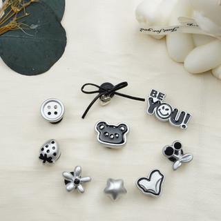 Bộ 9 Sticker, Charm 3D chủ đề Gấu nút bạc nhựa cứng gắn Dép Sục, Cá Sấu Mita JB-390