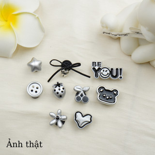 Bộ 9 Sticker, Charm 3D chủ đề Gấu nút bạc nhựa cứng gắn Dép Sục, Cá Sấu Mita JB-390