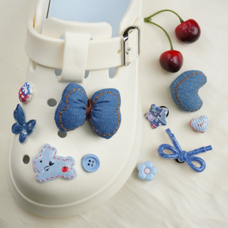 Bộ 10 Sticker, Charm 3D chủ đề Tim nơ Jean nhựa cứng gắn Dép Sục, Cá Sấu Mita JB-398