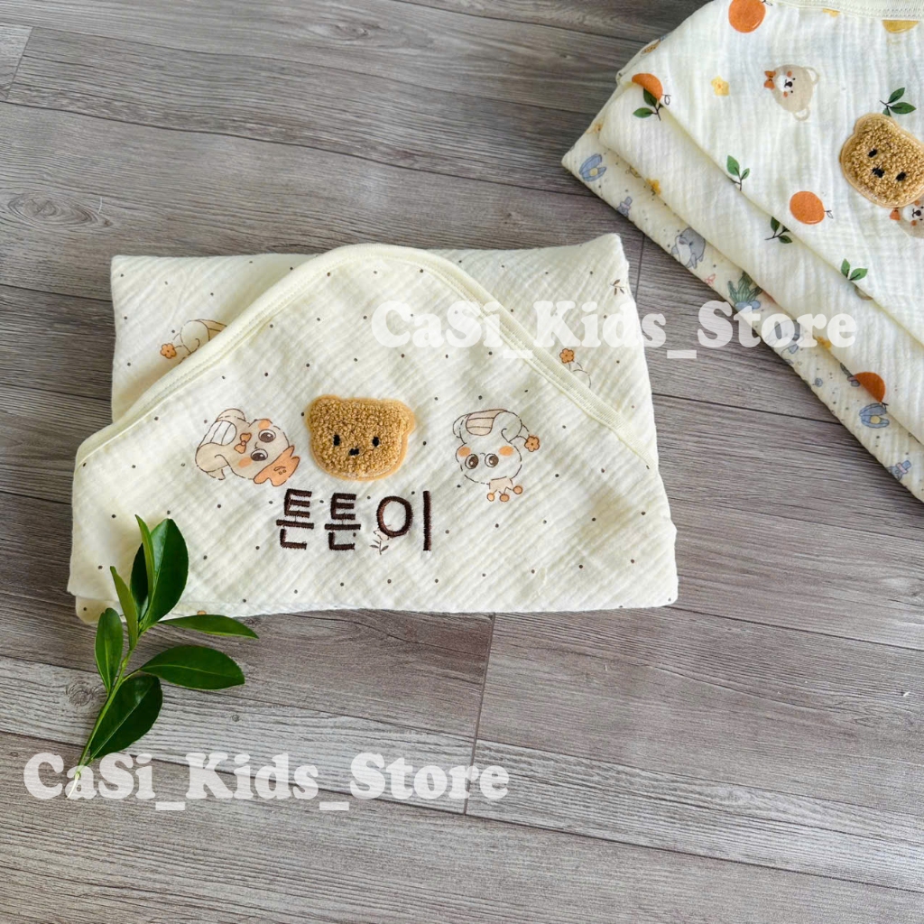 Chăn Choàng Ủ THÊU TÊN Xô Muslin 4 Lớp Có Mũ Siêu Thoáng Mát Mềm Mịn Cho Bé Sơ Sinh CaSi