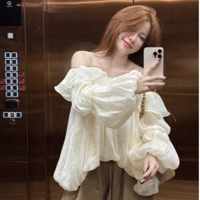 MIU.STUDIO• “Dara Top” Áo trễ vai voan tơ nhật thiết kế tay tầng xoè bồng điệu đà tiểu thư,chất tơ mềm nhẹ nhàng cao cấp