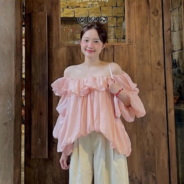 MIU.STUDIO• “Dara Top” Áo trễ vai voan tơ nhật thiết kế tay tầng xoè bồng điệu đà tiểu thư,chất tơ mềm nhẹ nhàng cao cấp