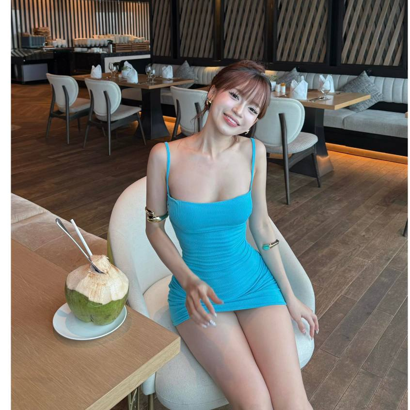 váy xanh dương hai dây thun gân