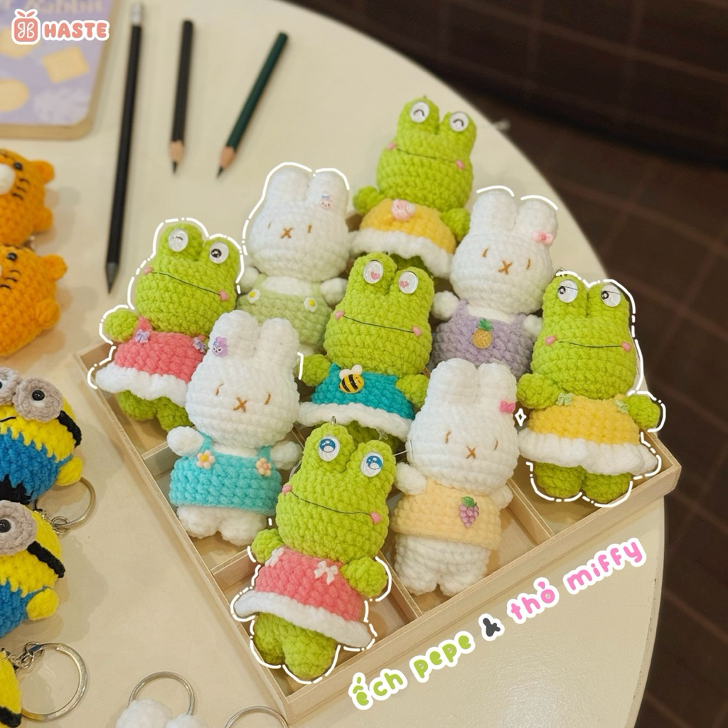 Móc Khoá Len Nhung Ếch xanh Hello Kitty Mèo Thỏ Miffy Quả Dâu Đeo Yếm Bé Dâu Handmade Mềm Mịn