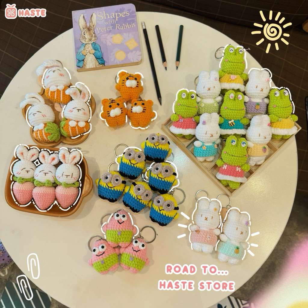 Móc Khoá Len Nhung Ếch xanh Hello Kitty Mèo Thỏ Miffy Quả Dâu Đeo Yếm Bé Dâu Handmade Mềm Mịn