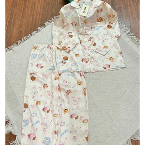 Bộ Pyjama dài tay cho bé gái họa tiết cún nền trắng (20-35 kg .pijama lụa mềm hình thú dễ thương cho bé gái