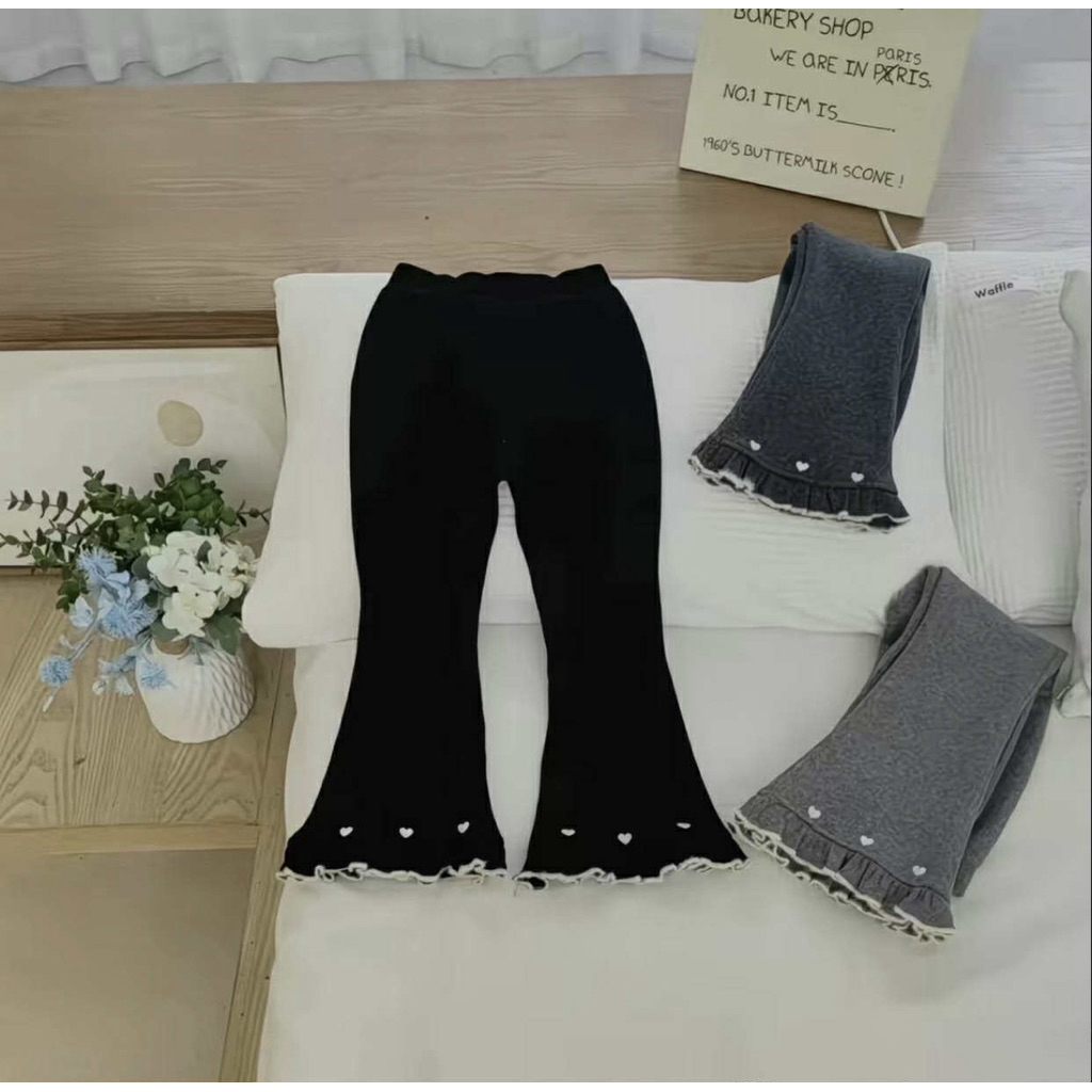 Quần Len Ống Loe Hình Trái Tim Cho Bé Gái