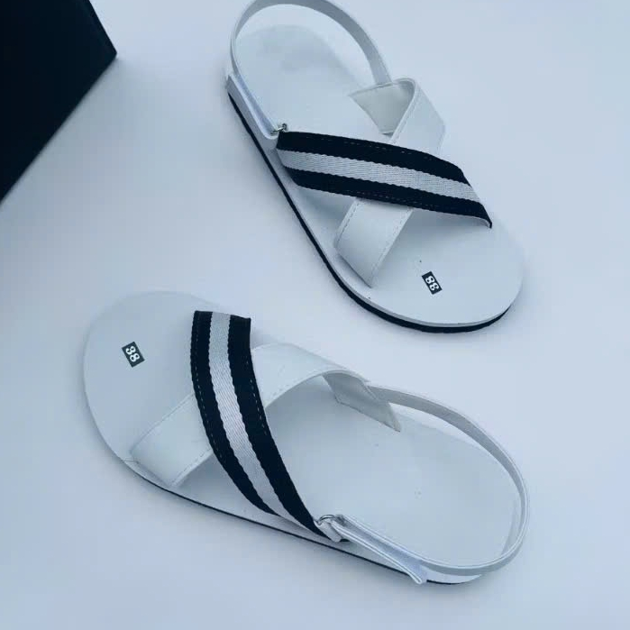 Dép sandal trắng quai sọc đen unisex – Thời trang năng động, thoải mái đi lại