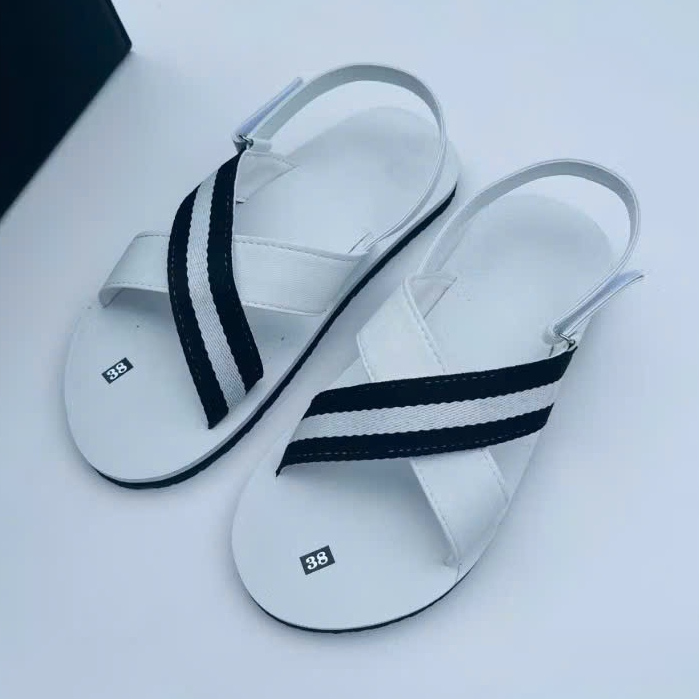 Dép sandal trắng quai sọc đen unisex – Thời trang năng động, thoải mái đi lại