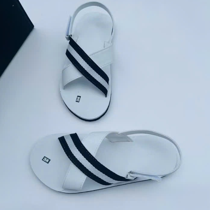 Dép sandal trắng quai sọc đen unisex – Thời trang năng động, thoải mái đi lại