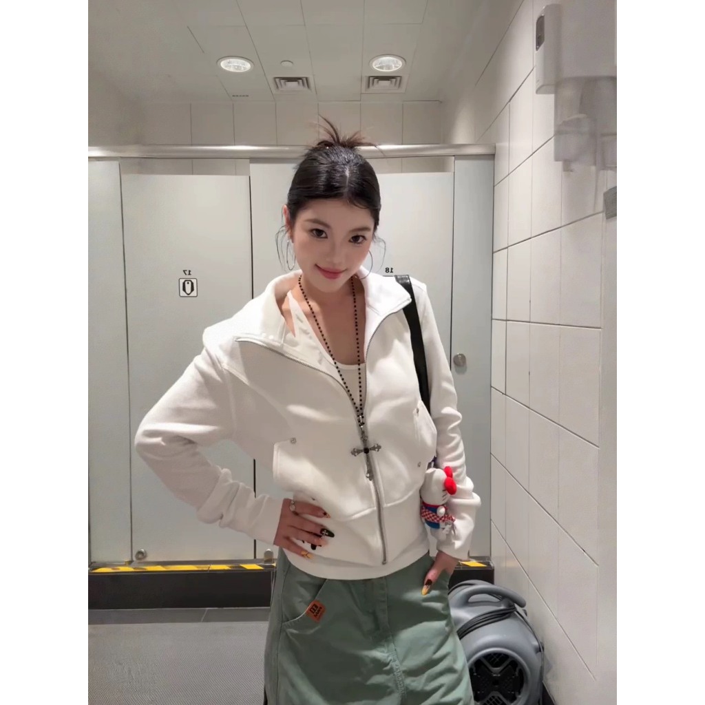 (sẵn)Áo khoác nỉ khoá zip cổ gấu bo chun màu đen trắng hoạ tiết chữ thập sau lưng cá tính AKN002 - Tiktik