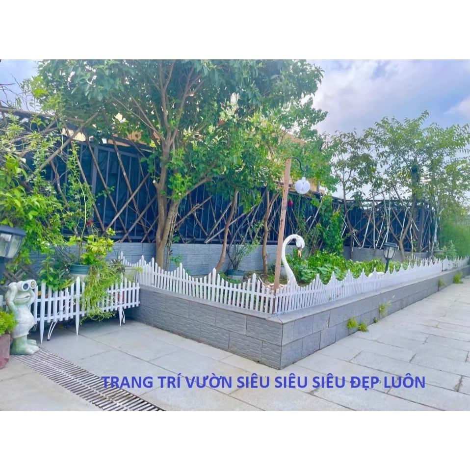 Hàng rào nhựa trắng 70x42cm có chân cắm đất trang trí sân vườn