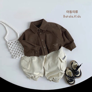 Áo sơ mi kaki cho bé trai Batala kids, ÁO KHOÁC KAKI MỎNG TÚI IN CHỮ 2 MÀU NÂU BE Mới 2025