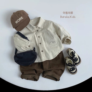 Áo sơ mi kaki cho bé trai Batala kids, ÁO KHOÁC KAKI MỎNG TÚI IN CHỮ 2 MÀU NÂU BE Mới 2025