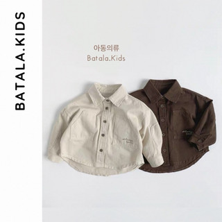 Áo sơ mi kaki cho bé trai Batala kids, ÁO KHOÁC KAKI MỎNG TÚI IN CHỮ 2 MÀU NÂU BE Mới 2025