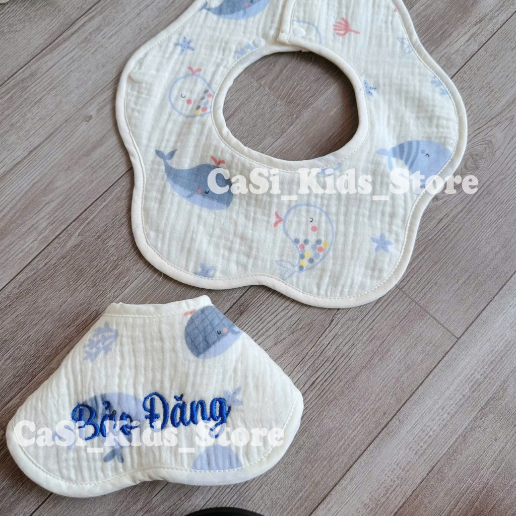 Yếm Hoa THÊU TÊN  xoay 360 Độ 6 cánh 5 lớp Chất Xô Muslin Mềm Mại Thấm Hút Tốt CaSi