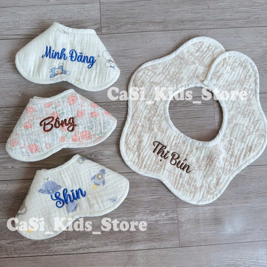 Yếm Hoa THÊU TÊN  xoay 360 Độ 6 cánh 5 lớp Chất Xô Muslin Mềm Mại Thấm Hút Tốt CaSi