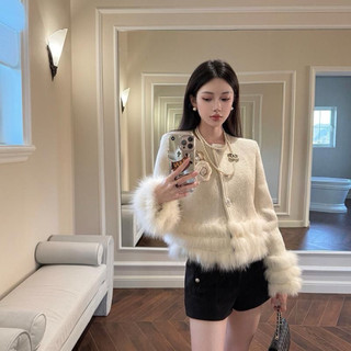 Áo khoác len form croptop đính hoa viền lông sang chảnh