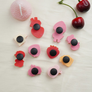 Bộ 10 Sticker, Charm 3D chủ đề Bé Dâu nhựa cứng gắn Dép Sục, Cá Sấu Mita JB-402